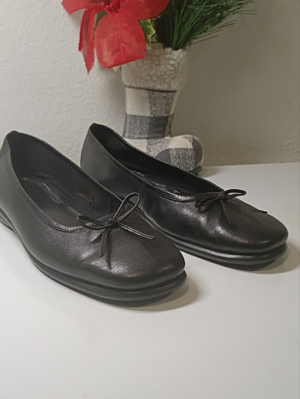 Classic Black Leather Ballet Flats with Bow Detail - Picture 3 of 8